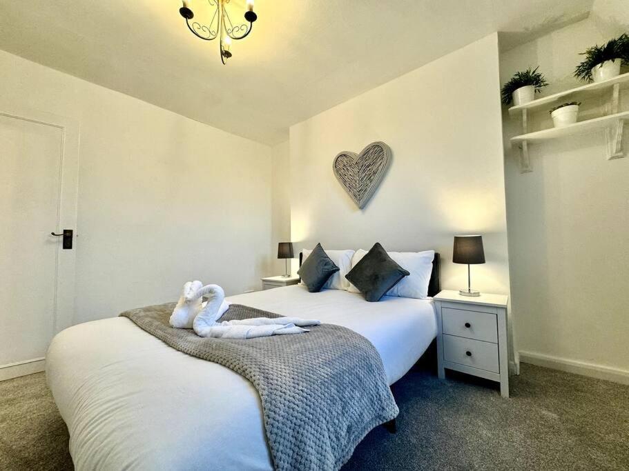 Newly Renovated Kensington 2 Bedroom Apartment With Balcony Near Harrods Sleeps 6, 2 Min Walk From Station London Ngoại thất bức ảnh