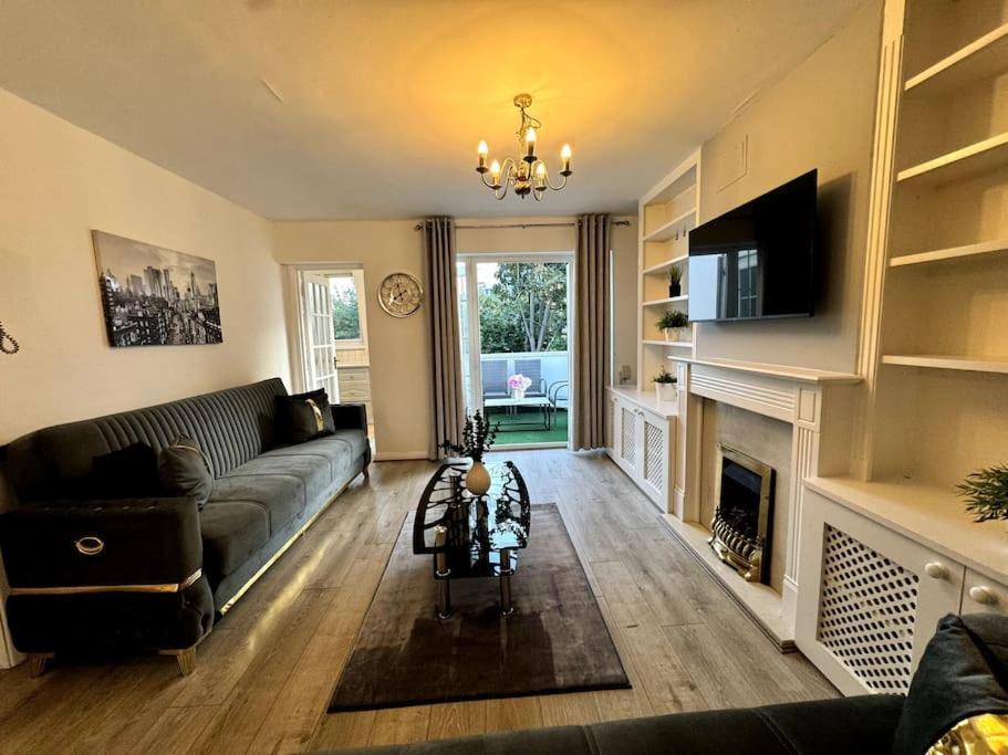 Newly Renovated Kensington 2 Bedroom Apartment With Balcony Near Harrods Sleeps 6, 2 Min Walk From Station London Ngoại thất bức ảnh
