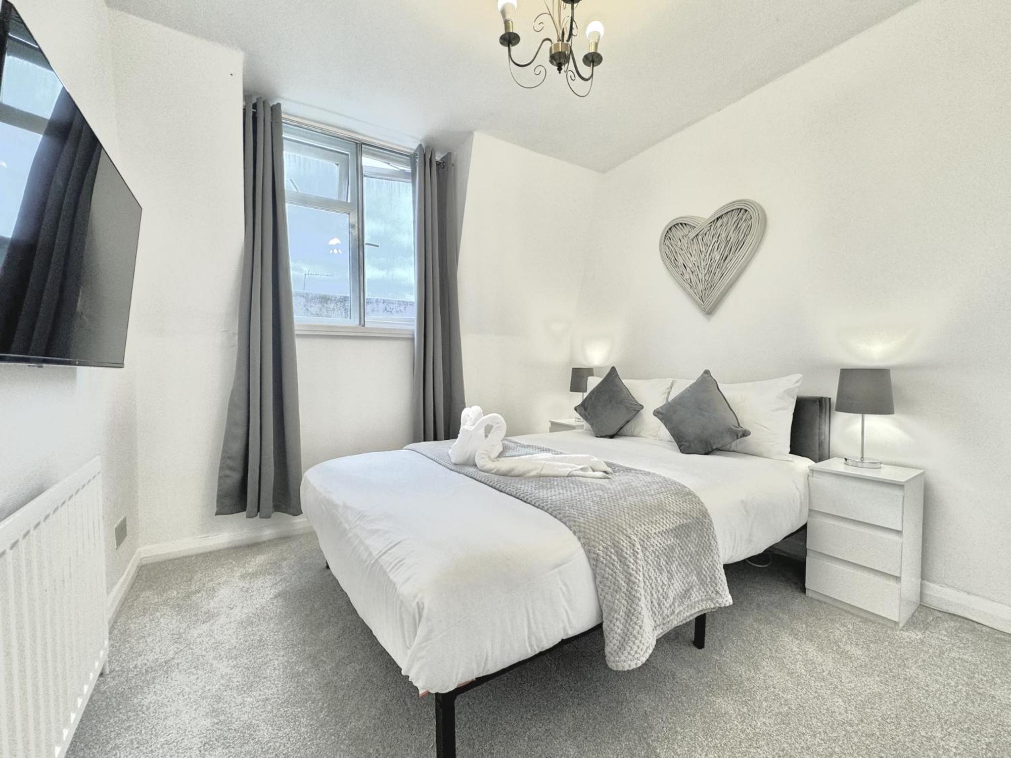 Newly Renovated Kensington 2 Bedroom Apartment With Balcony Near Harrods Sleeps 6, 2 Min Walk From Station London Ngoại thất bức ảnh
