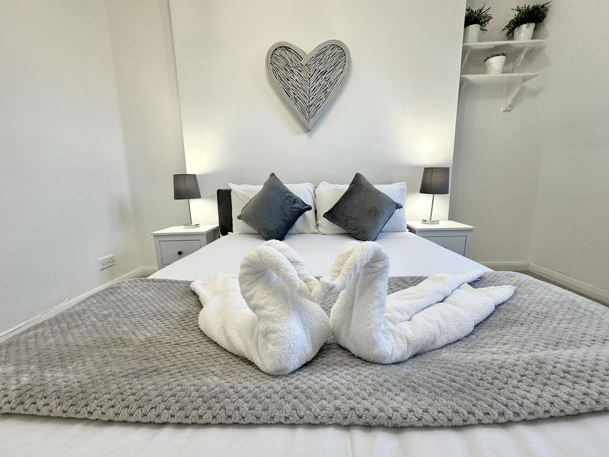 Newly Renovated Kensington 2 Bedroom Apartment With Balcony Near Harrods Sleeps 6, 2 Min Walk From Station London Ngoại thất bức ảnh