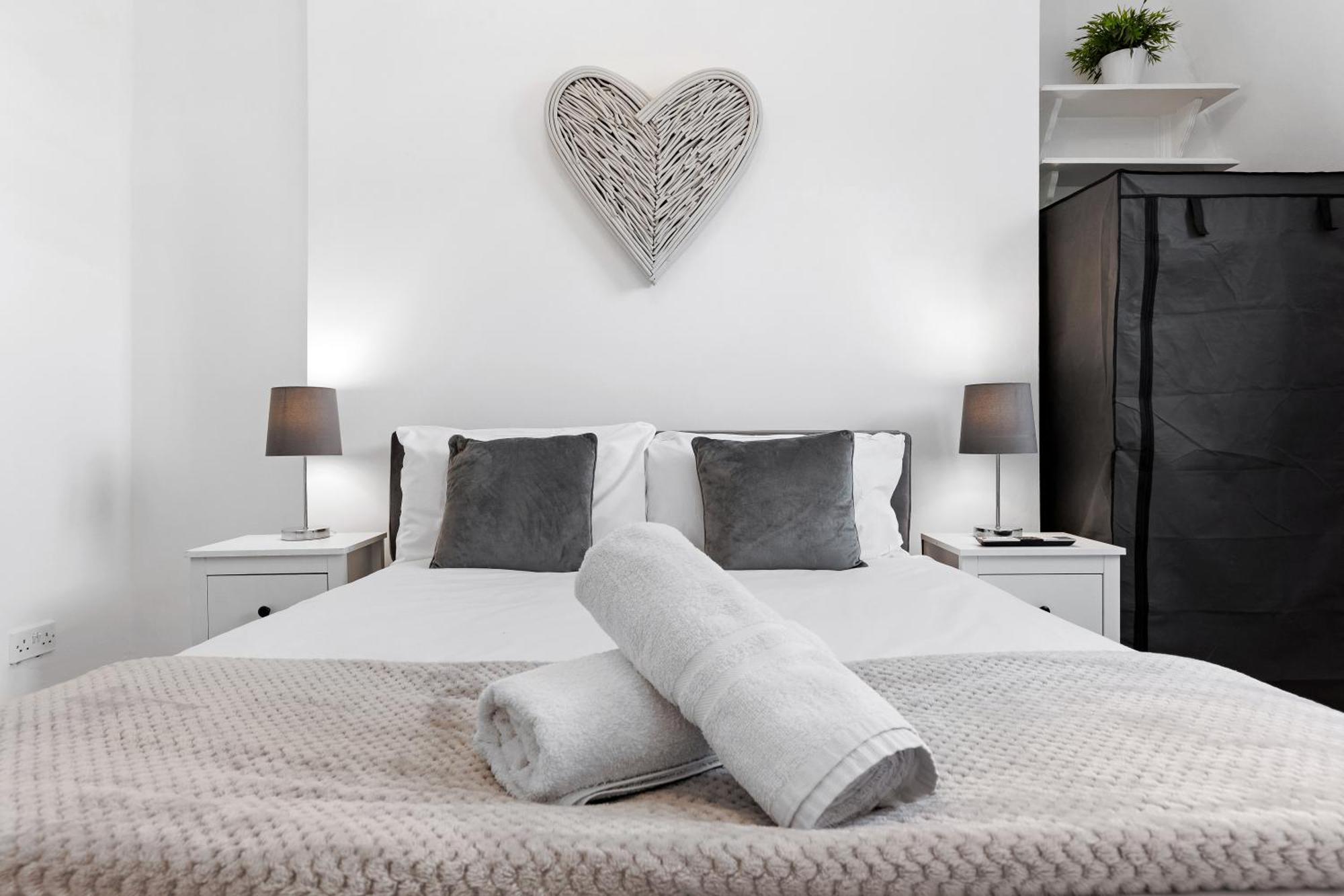 Newly Renovated Kensington 2 Bedroom Apartment With Balcony Near Harrods Sleeps 6, 2 Min Walk From Station London Ngoại thất bức ảnh