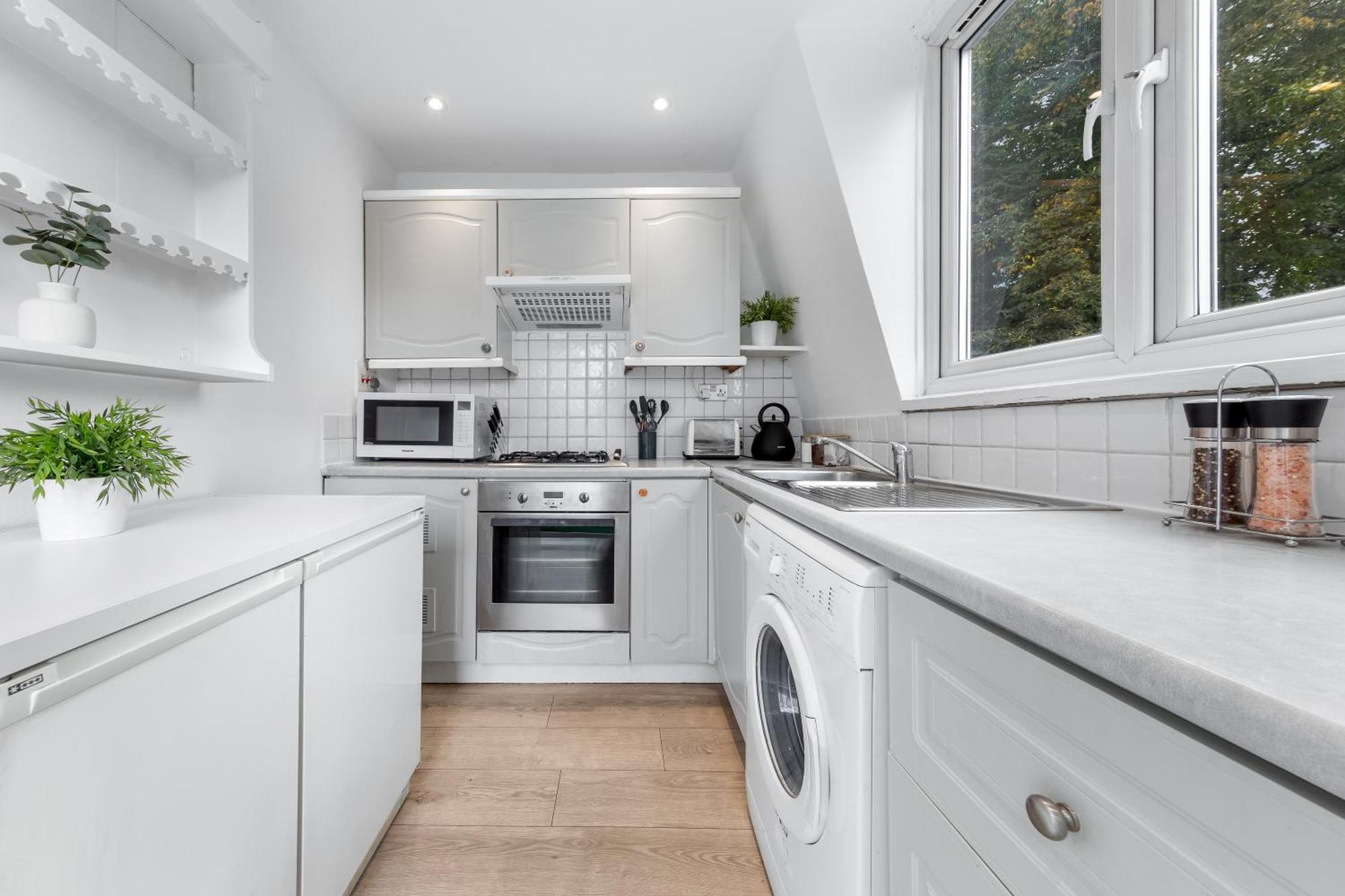 Newly Renovated Kensington 2 Bedroom Apartment With Balcony Near Harrods Sleeps 6, 2 Min Walk From Station London Ngoại thất bức ảnh