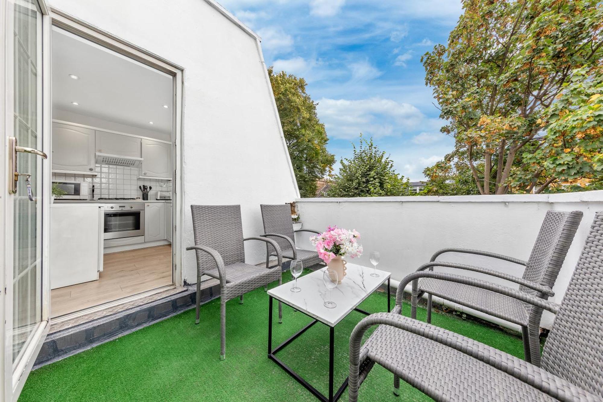 Newly Renovated Kensington 2 Bedroom Apartment With Balcony Near Harrods Sleeps 6, 2 Min Walk From Station London Ngoại thất bức ảnh