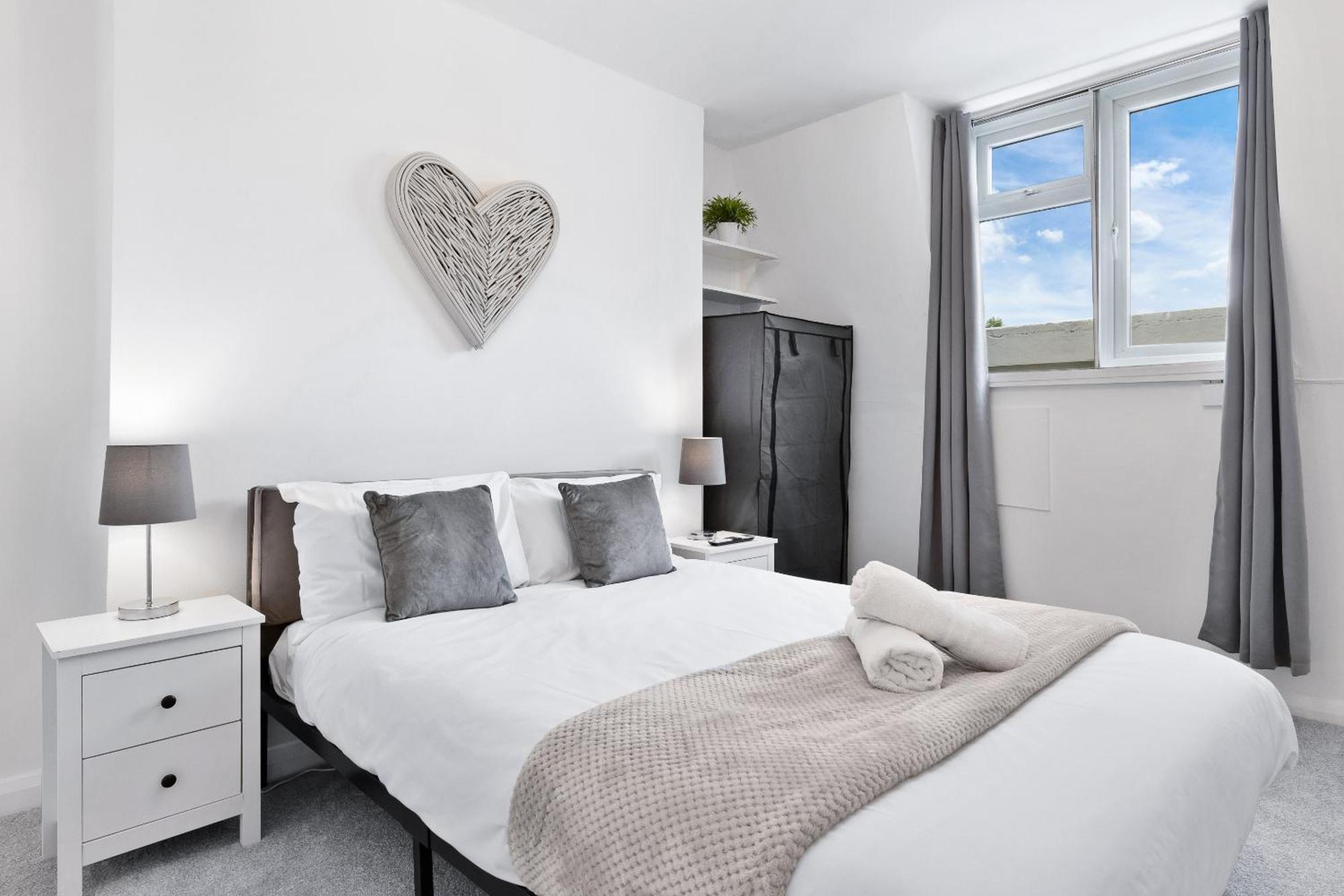 Newly Renovated Kensington 2 Bedroom Apartment With Balcony Near Harrods Sleeps 6, 2 Min Walk From Station London Ngoại thất bức ảnh