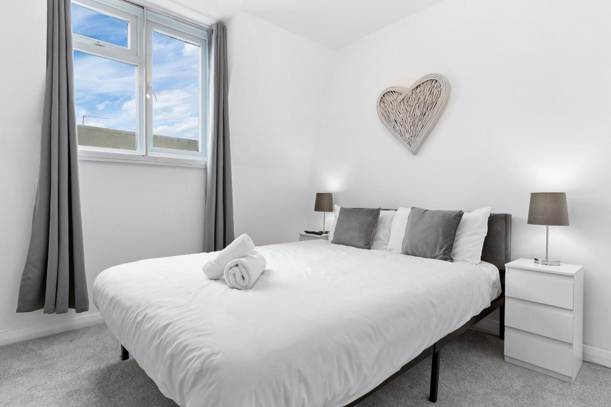 Newly Renovated Kensington 2 Bedroom Apartment With Balcony Near Harrods Sleeps 6, 2 Min Walk From Station London Ngoại thất bức ảnh