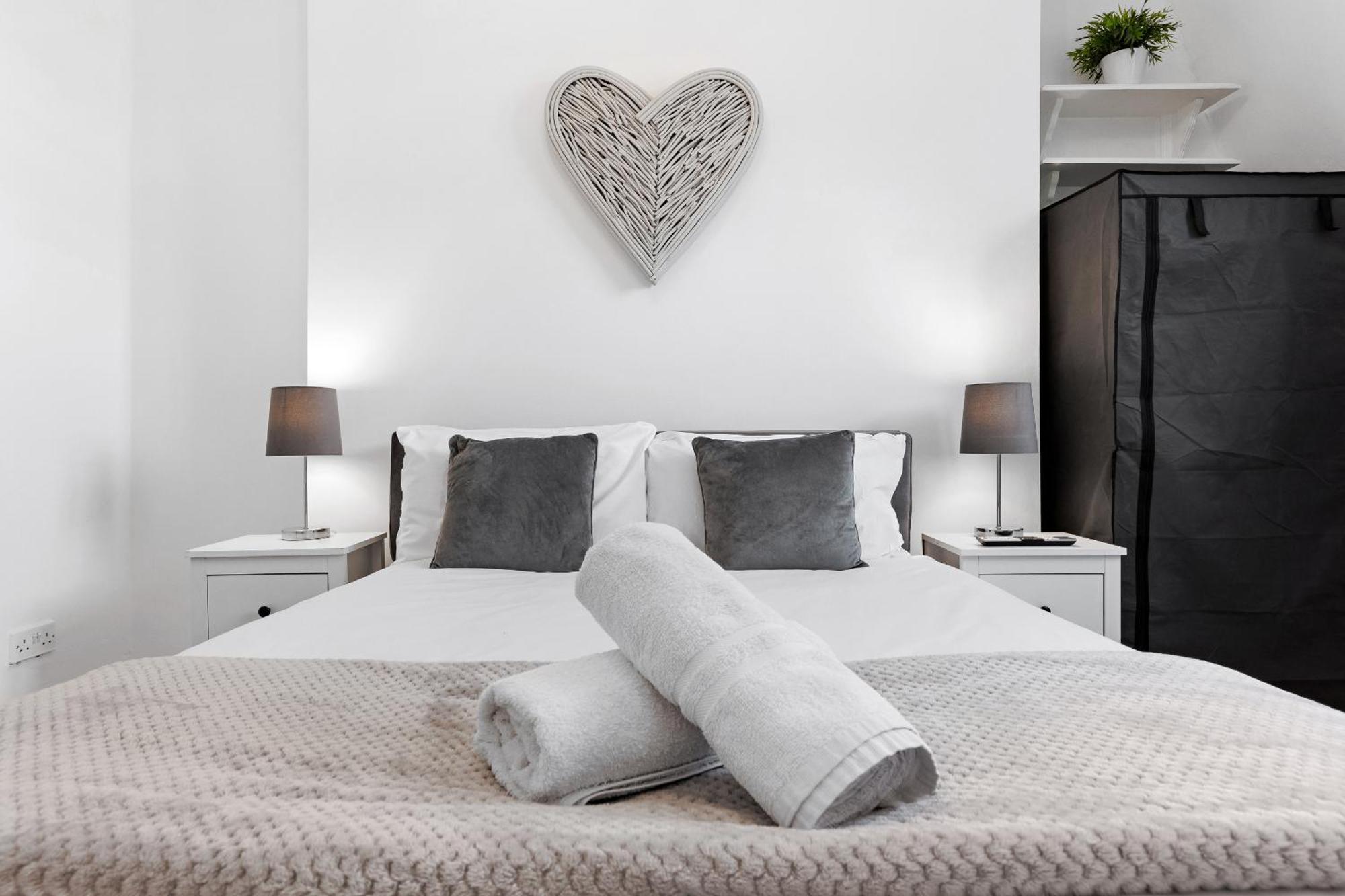 Newly Renovated Kensington 2 Bedroom Apartment With Balcony Near Harrods Sleeps 6, 2 Min Walk From Station London Ngoại thất bức ảnh