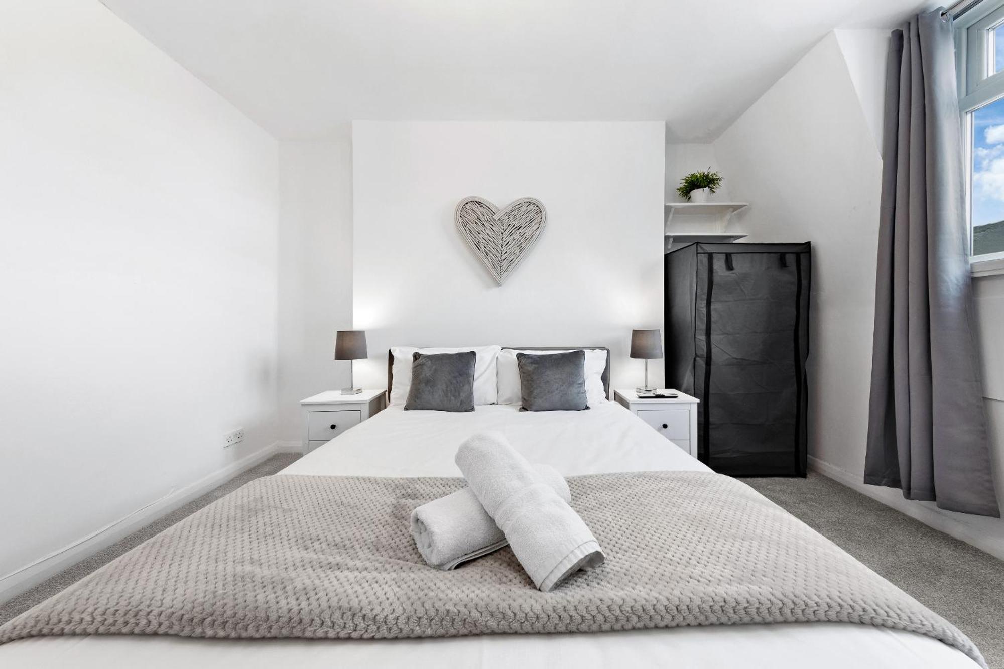 Newly Renovated Kensington 2 Bedroom Apartment With Balcony Near Harrods Sleeps 6, 2 Min Walk From Station London Ngoại thất bức ảnh